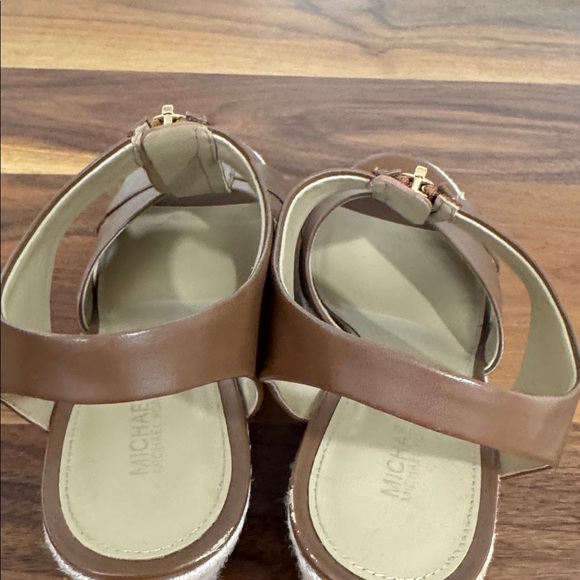 Michael Kors Tan Leather Wedge Sandals with Gold Zipper, size 9 - Picture 5 of 7